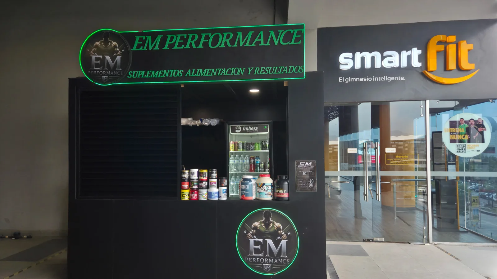 Nuestro local, junto a la entrada del Smart Fit